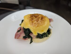 東京マリオットホテルの朝食で味わえる出来立てのエッグベネディクト