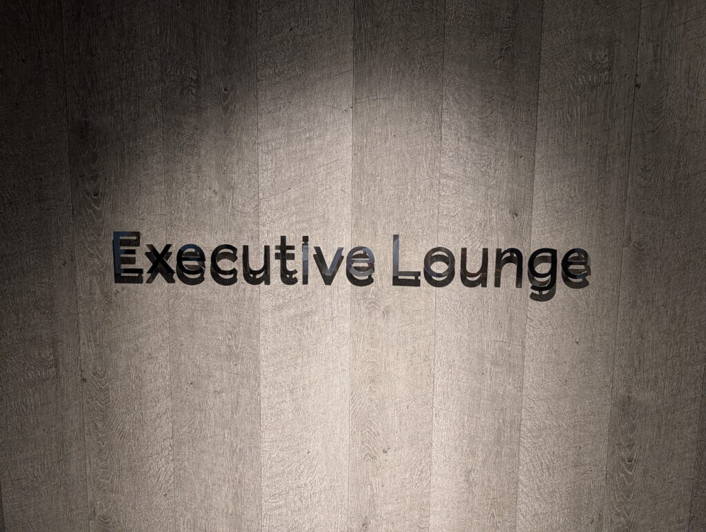 東京マリオットホテル26階「Executive Lounge」の壁面サイン