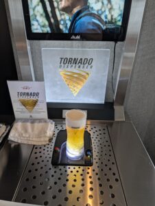 エグゼクティブラウンジに設置されたグラス底からビールを注ぐトルネードディスペンサー