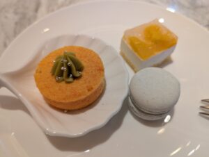 M Clubのティータイムで提供されるタルトやマカロンなどの特製スイーツプレート