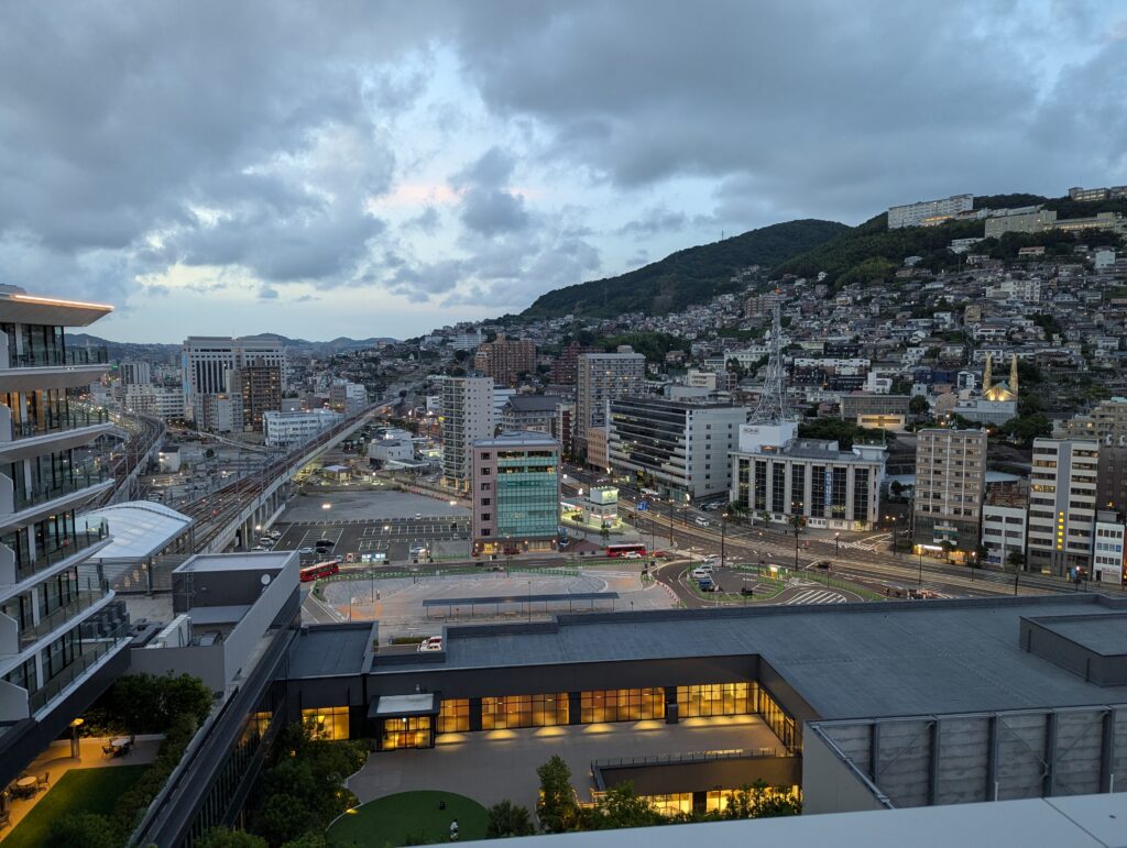 長崎マリオットホテル高層階から見下ろす長崎駅周辺と稲佐山方向の夕景