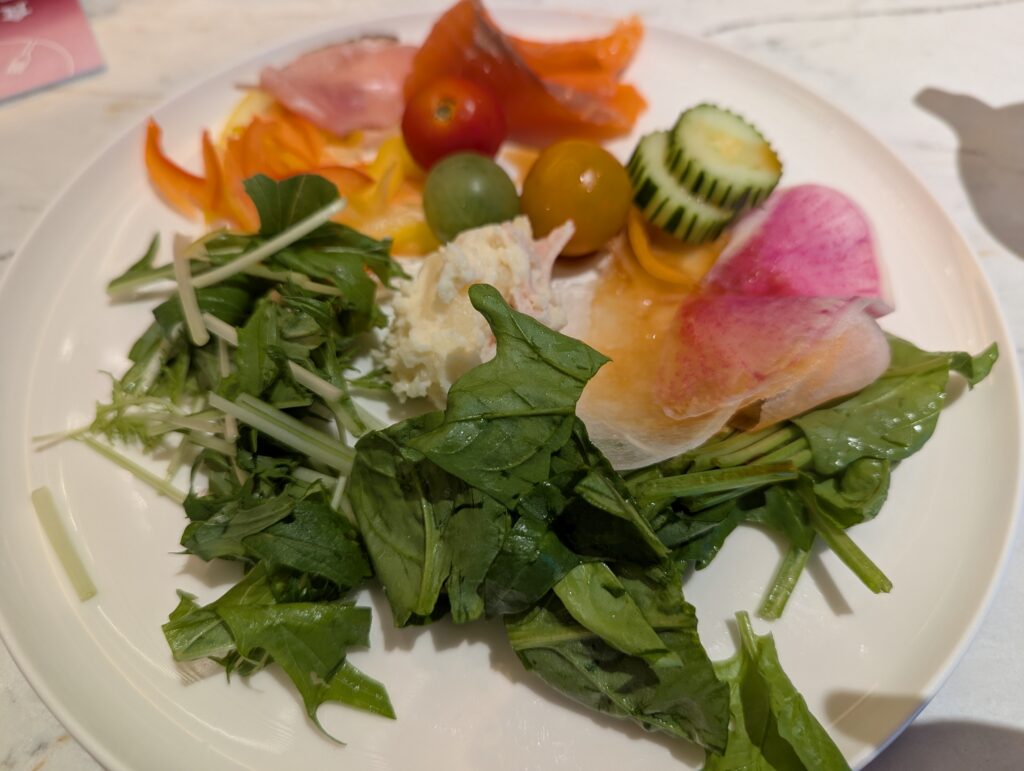 色鮮やかな新鮮野菜とスモークサーモンが美しく盛り付けられた冷製オードブル