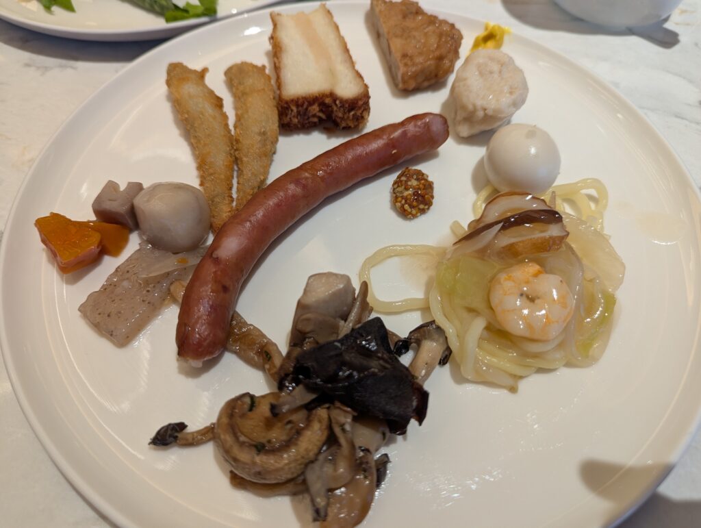 M Clubのカクテルタイムで楽しめる長崎名物やソーセージ、温菜のプレート