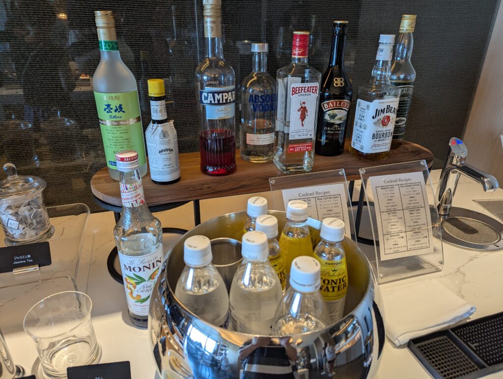 ボトルの洋酒や冷えたトニックウォーターが並ぶM Clubのセルフドリンクバー