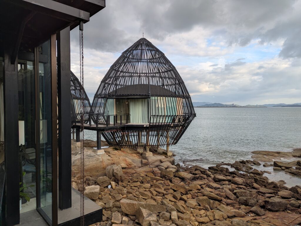 マレー伝統の魚捕り籠をモチーフにしたザ・リッツ・カールトン スパの美しい建築